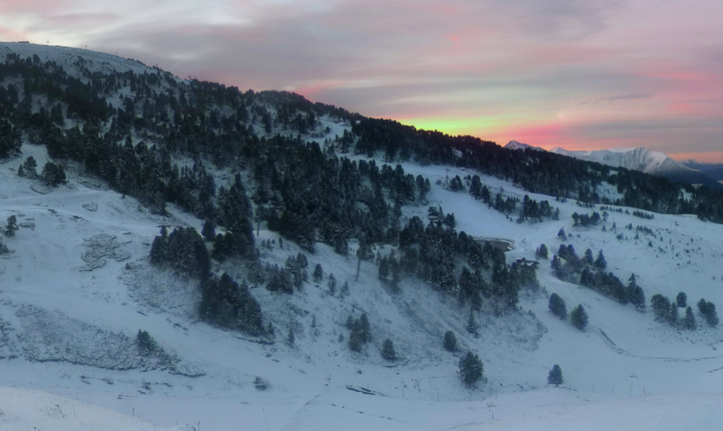 Premières neiges sur le sommet de Casserousse à Chamrousse ! Le domaine skiable se prépare pour son ouverture le samedi 3 décembre.