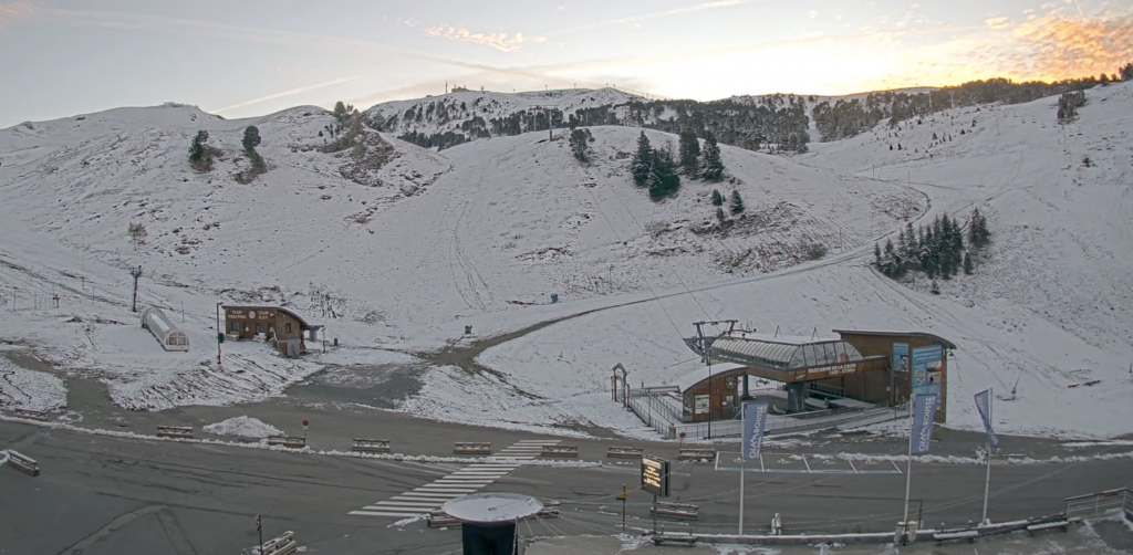 Premières neiges sur le front de neige du Recoin à Chamrousse ! Le domaine skiable se prépare pour son ouverture le samedi 3 décembre.